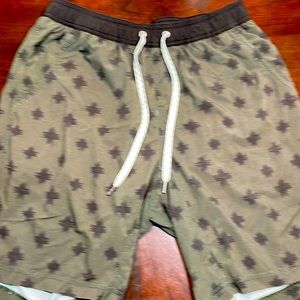 Vuori Mens shorts. Medium. Kore shorts. 7”inseam w/ liner